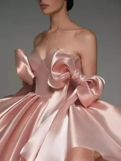 Robe de bal trapèze décolleté c艙ur courte sans manches lacets et n艙uds en satin idéale pour les soirées.