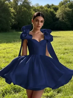 Robe de bal trapèze décolleté c艙ur courte sans manches lacets et n艙uds en satin idéale pour les soirées.