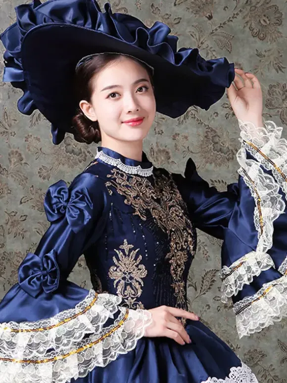 Robe de bal vintage pour femme style victorien rococo ornée de dentelle manches évasées col montant et volants en dentelle.