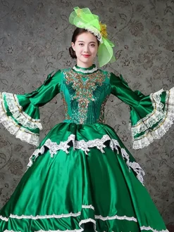 Robe de bal vintage pour femme style victorien rococo ornée de dentelle manches évasées col montant et volants en dentelle.