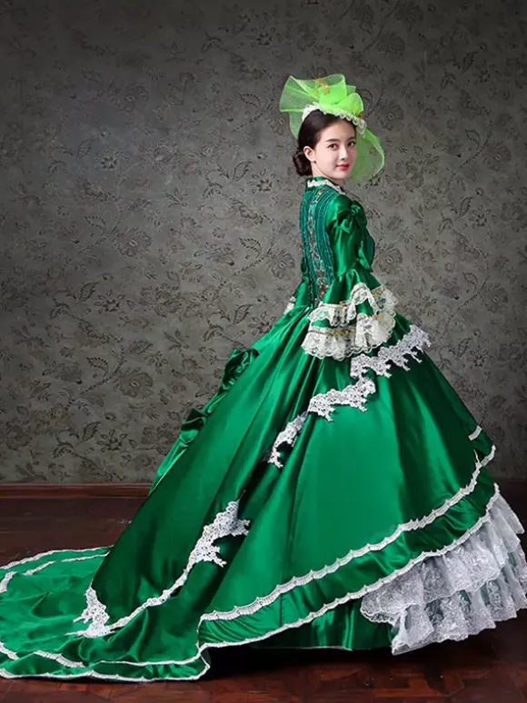 Robe de bal vintage pour femme style victorien rococo ornée de dentelle manches évasées col montant et volants en dentelle.