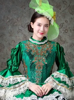 Robe de bal vintage pour femme style victorien rococo ornée de dentelle manches évasées col montant et volants en dentelle.