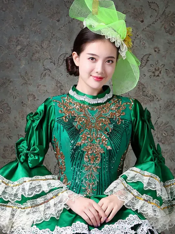 Robe de bal vintage pour femme style victorien rococo ornée de dentelle manches évasées col montant et volants en dentelle.