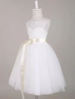 Robe de fille de fleur blanche Robe de princesse en dentelle col en forme de coeur avec ceinture Robe d'enfante au genou