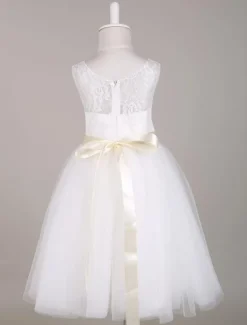 Robe de fille de fleur blanche Robe de princesse en dentelle col en forme de coeur avec ceinture Robe d'enfante au genou