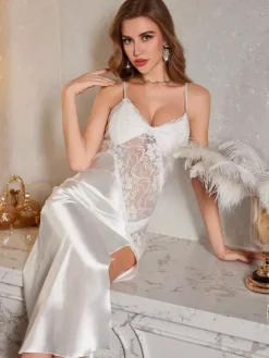 Robe de lingerie sexy en soie sans manches fendue jusqu'à la cuisse à bretelles et décolleté plongeant.