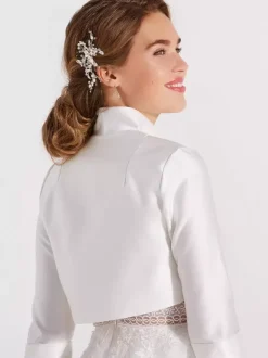 Robe de mariée blanche à manches 3/4 et décolleté en V en satin