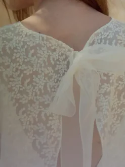 Robe de mariée bohème deux pièces coupe trapèze décolleté illusion manches courtes en dentelle