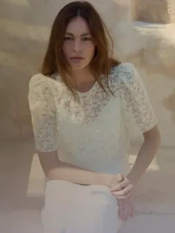 Robe de mariée bohème deux pièces coupe trapèze décolleté illusion manches courtes en dentelle