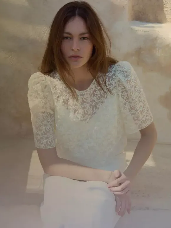 Robe de mariée bohème deux pièces coupe trapèze décolleté illusion manches courtes en dentelle
