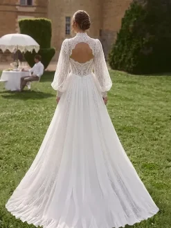 Robe de mariée bohème deux pièces décolleté en dentelle coupe trapèze avec traîne boutons fonctionnels manches longues.