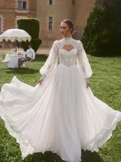 Robe de mariée bohème deux pièces décolleté en dentelle coupe trapèze avec traîne boutons fonctionnels manches longues.