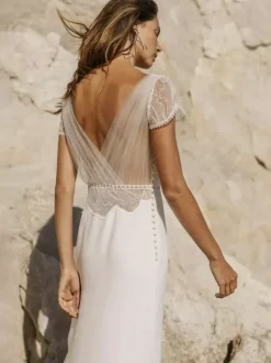 Robe de mariée bohème en crêpe stretch brodée coupe balancée taille naturelle dos nu manches courtes col en V ivoire