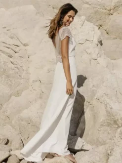Robe de mariée bohème en crêpe stretch brodée coupe balancée taille naturelle dos nu manches courtes col en V ivoire