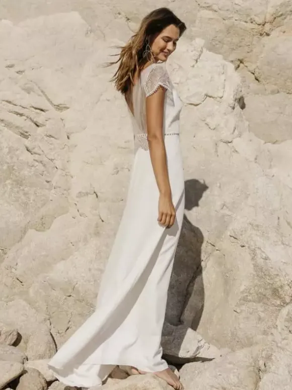Robe de mariée bohème en crêpe stretch brodée coupe balancée taille naturelle dos nu manches courtes col en V ivoire