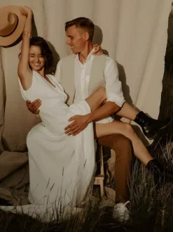 Robe de mariée bohème en dentelle coupe trapèze avec traîne taille naturelle fermeture éclair sans manches col en V blanche