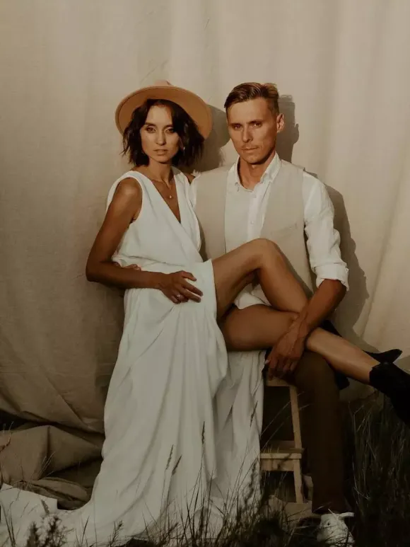 Robe de mariée bohème en dentelle coupe trapèze avec traîne taille naturelle fermeture éclair sans manches col en V blanche
