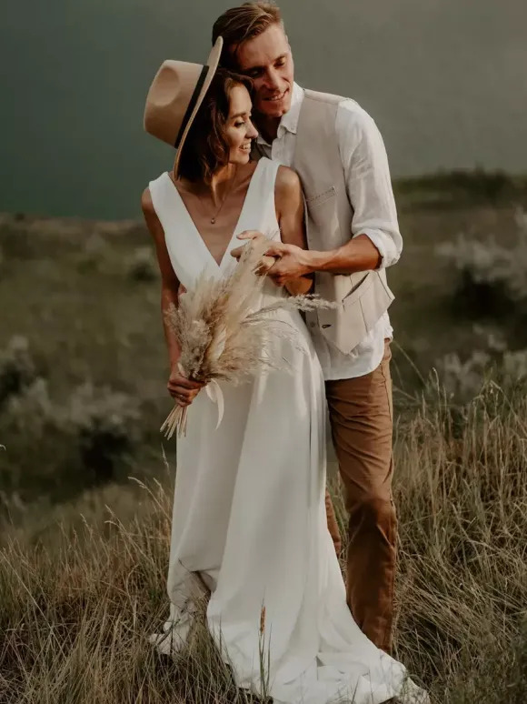Robe de mariée bohème en dentelle coupe trapèze avec traîne taille naturelle fermeture éclair sans manches col en V blanche