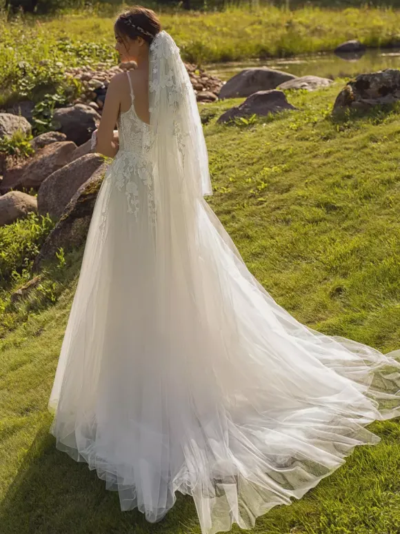 Robe de mariée bohème en tulle et dentelle coupe trapèze avec traîne taille naturelle fermeture éclair sans manches col carré ivoire