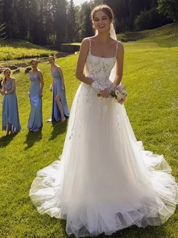 Robe de mariée bohème en tulle et dentelle coupe trapèze avec traîne taille naturelle fermeture éclair sans manches col carré ivoire