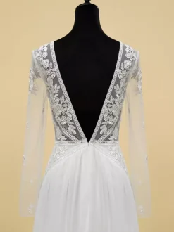 Robe de mariée bohème simple en dentelle col en V manches longues fermeture éclair dans le dos traîne courte