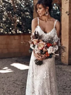Robe de mariée bohémienne ivoire en dentelle à bretelle décolleté à traîne Robe de mariage