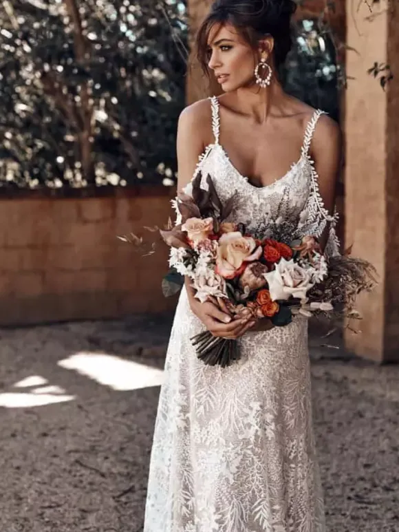 Robe de mariée bohémienne ivoire en dentelle à bretelle décolleté à traîne Robe de mariage