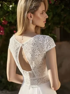 Robe de mariée Boho en dentelle découpée ligne A avec traîne dos nu manches courtes col en V ivoire