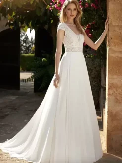 Robe de mariée Boho en dentelle découpée ligne A avec traîne dos nu manches courtes col en V ivoire