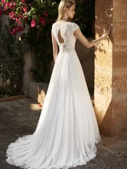 Robe de mariée Boho en dentelle découpée ligne A avec traîne dos nu manches courtes col en V ivoire