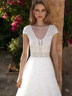 Robe de mariée Boho en dentelle découpée ligne A avec traîne dos nu manches courtes col en V ivoire