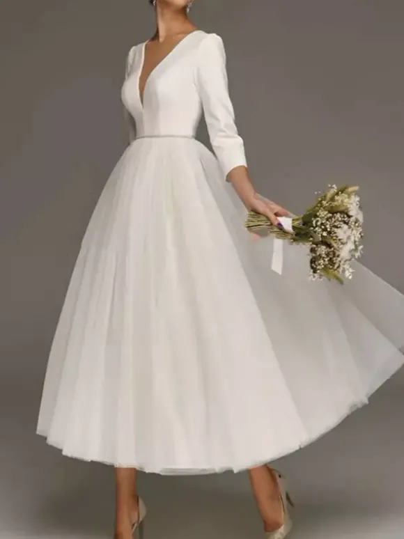 Robe de mariée courte blanche col v demie manche boutonné sur dos