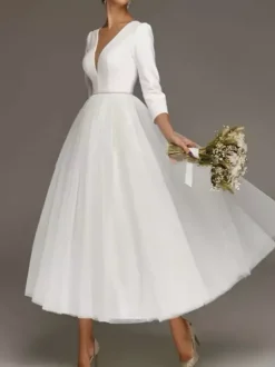 Robe de mariée courte blanche col v demie manche boutonné sur dos