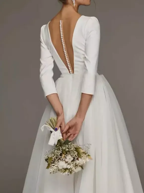 Robe de mariée courte blanche col v demie manche boutonné sur dos