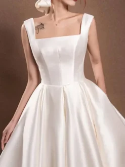 Robe de mariée courte blanche  col carré  sans manches  ligne a  longueur thé  personnalisation gratuite