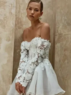 Robe de mariée courte bustier manches 3/4 coupe trapèze taille naturelle dentelle
