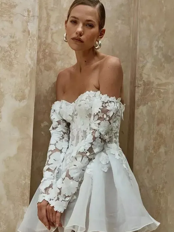 Robe de mariée courte bustier manches 3/4 coupe trapèze taille naturelle dentelle