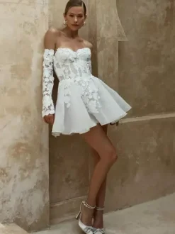 Robe de mariée courte bustier manches 3/4 coupe trapèze taille naturelle dentelle