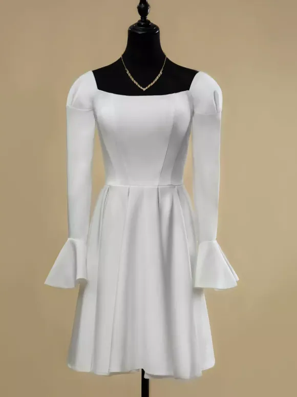 Robe de mariée courte col carré manches longues coupe trapèze