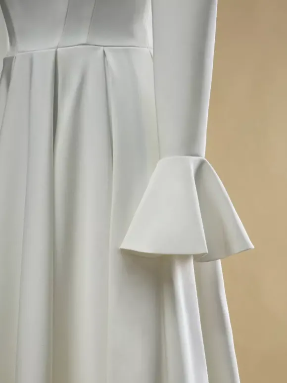 Robe de mariée courte col carré manches longues coupe trapèze