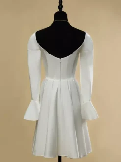 Robe de mariée courte col carré manches longues coupe trapèze