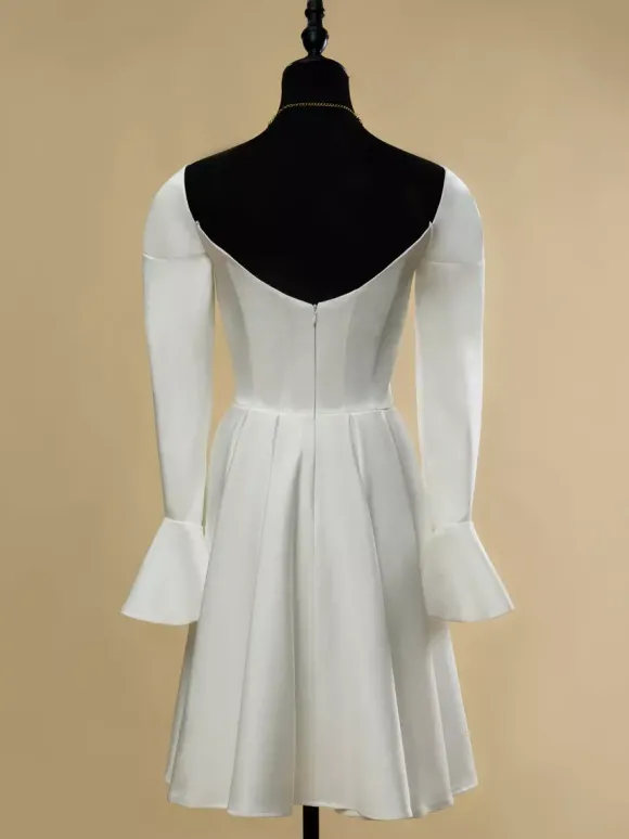 Robe de mariée courte col carré manches longues coupe trapèze