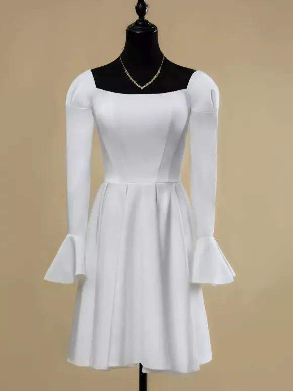 Robe de mariée courte col carré manches longues coupe trapèze