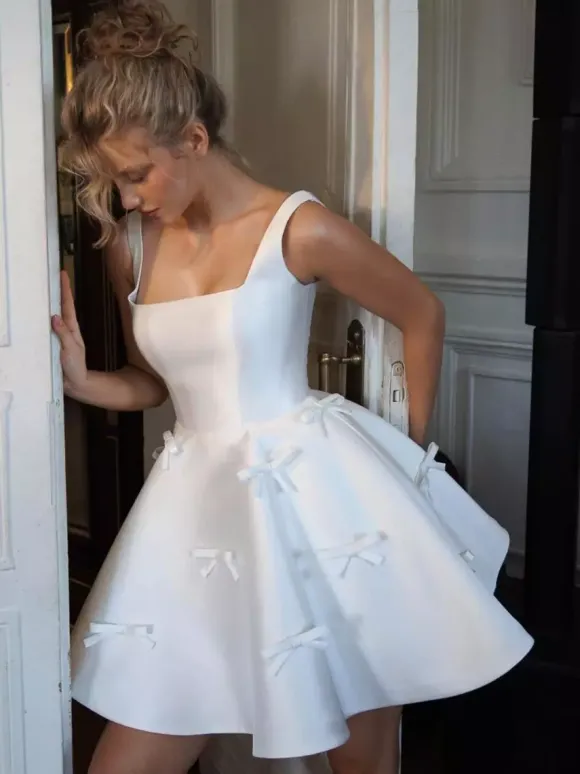Robe de mariée courte col carré sans manches silhouette princesse taille naturelle tissu satiné