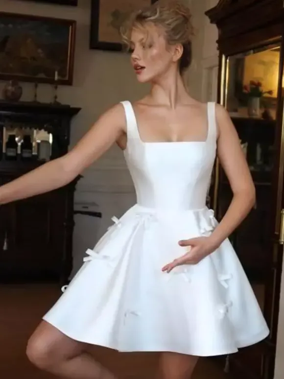 Robe de mariée courte col carré sans manches silhouette princesse taille naturelle tissu satiné