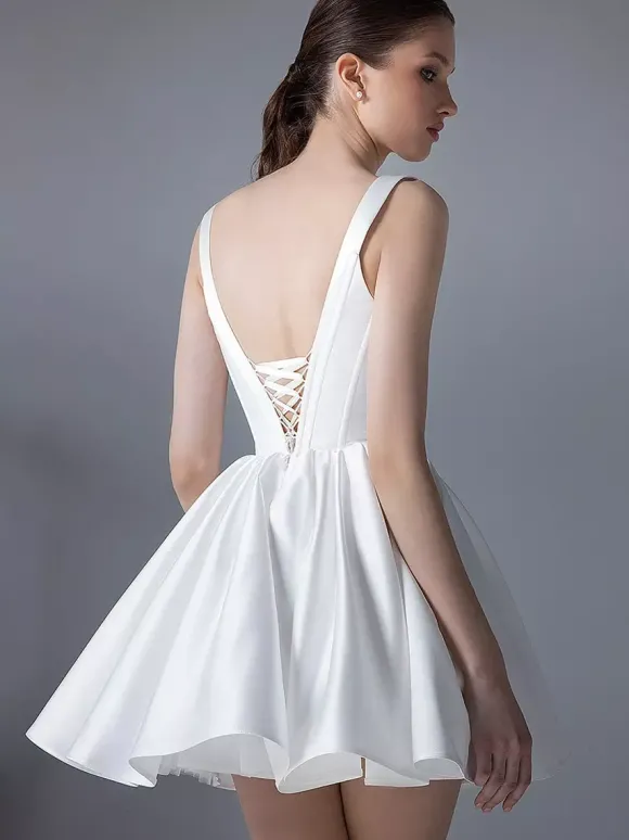 Robe de mariée courte col carré sans manches taille naturelle en satin