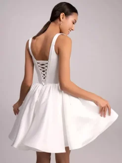 Robe de mariée courte col carré sans manches taille naturelle en satin