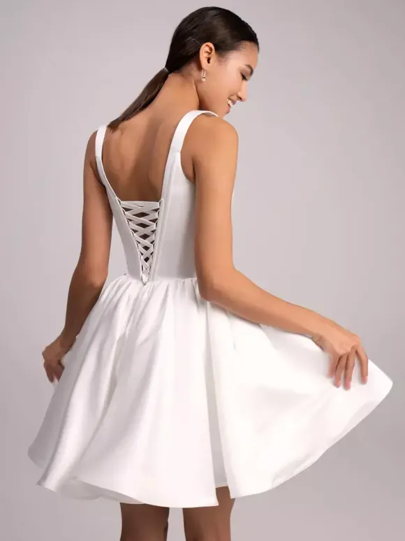 Robe de mariée courte col carré sans manches taille naturelle en satin
