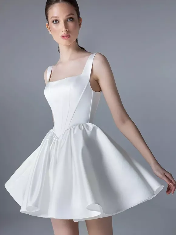 Robe de mariée courte col carré sans manches taille naturelle en satin
