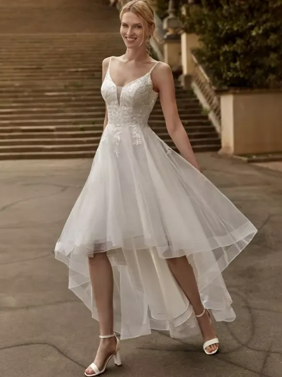 Robe de mariée courte col en V manches courtes coupe trapèze longueur genou